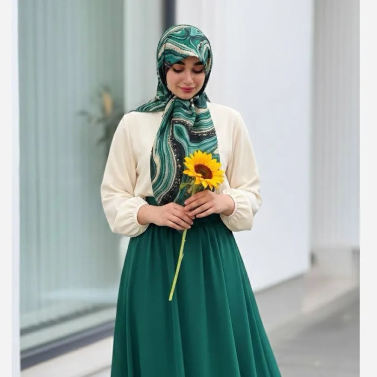 روسری نخی کاستوم طرح رزین قواره 110 و 115 سانتی متر