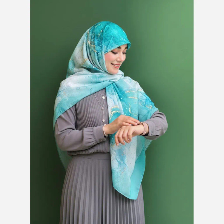 روسری نخی کاستوم طرح رزیتا قواره بزرگ سایز 140 فیروزه ای لیز نیست