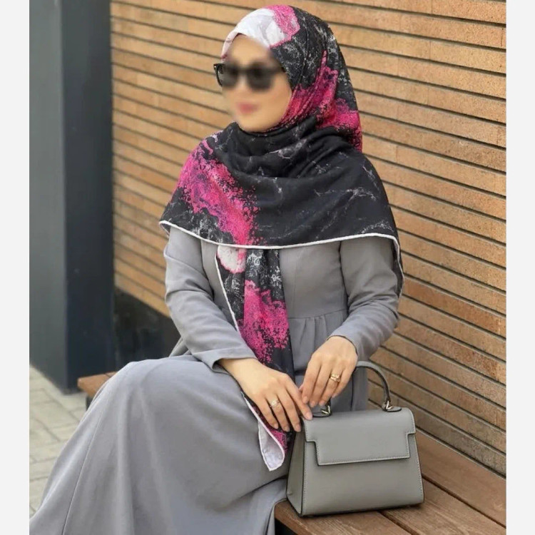 روسری نخ کاستوم طرح رزین سرخابی مشکی ابعاد 140