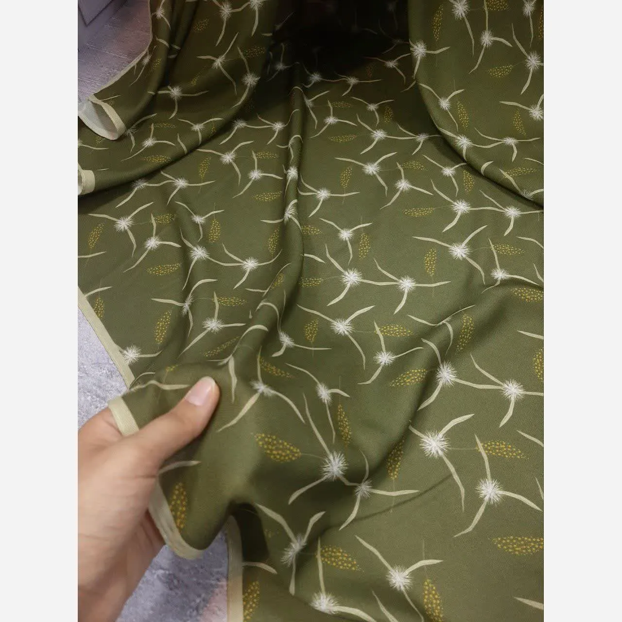 روسری نخ کاستوم قواره دار 140 طرح تارا دور چرخ دوز