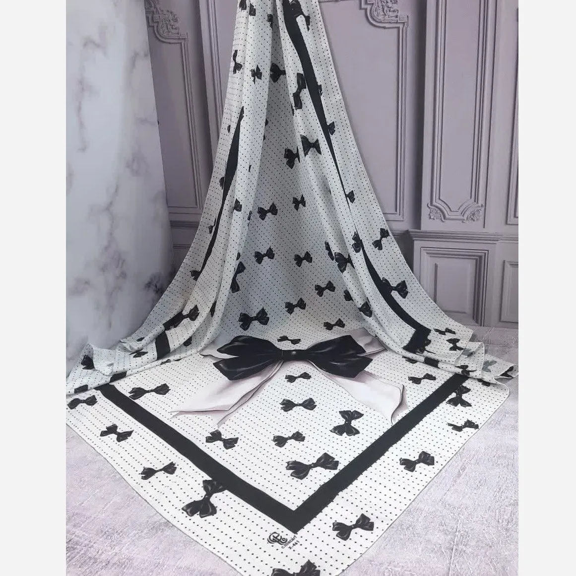 روسری نخی طرح پاپیون خالخالی ابعاد 140 در 140